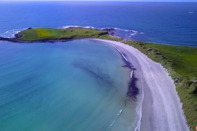 History lovers and outdoor enthusiasts can unite at this expansive beach that boasts stunning views across to the Isle of Taransay. At the north end of the beach you can find Clach MhicLeoid, a legendary standing stone that was erected approximately 5,000 years ago.