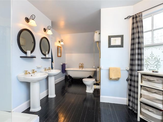 Principal bedroom en-suite.