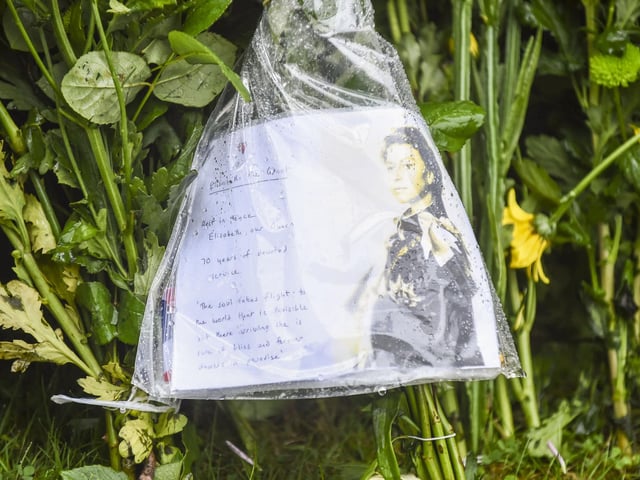 Some left handwritten messages, thanking Her Majesty for her 70 years of service.