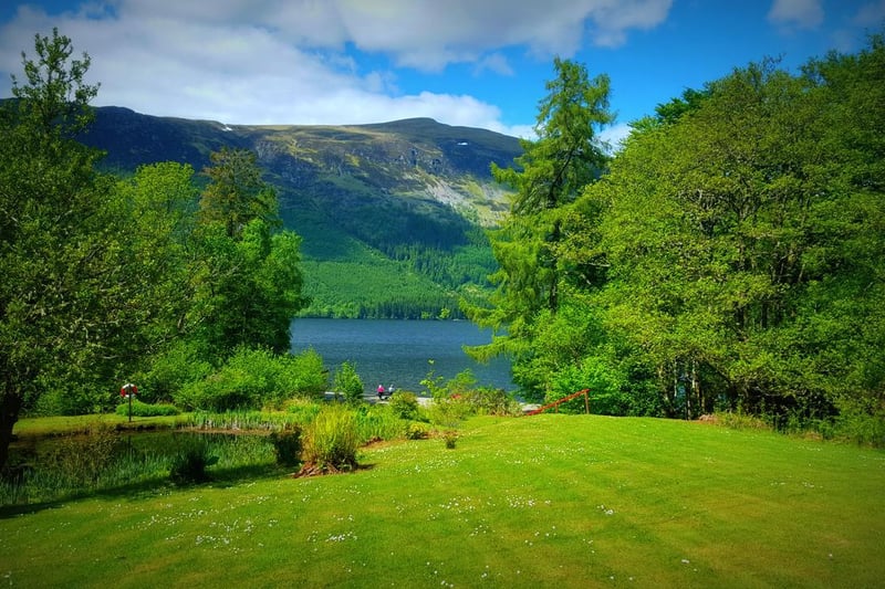 On the banks of the wonderfully-named Loch Lochy, Invergloy Riverside Lodges are 15 miles from Fort William and also enjoy views over the River Gloy. Each unit has a kitchen, bathroom and dining area and there is a private beach.