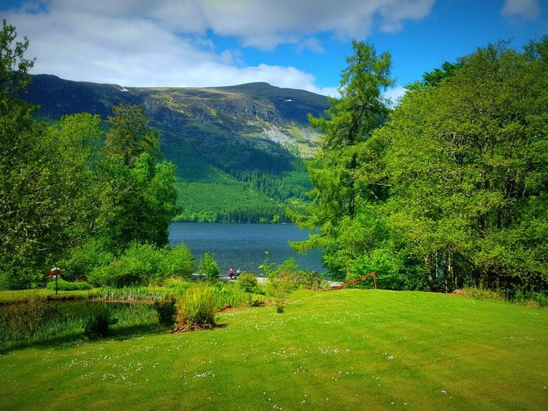 On the banks of the wonderfully-named Loch Lochy, Invergloy Riverside Lodges are 15 miles from Fort William and also enjoy views over the River Gloy. Each unit has a kitchen, bathroom and dining area and there is a private beach.