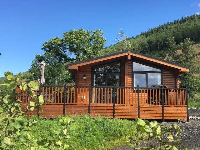Situated in an elevated position in the heart of the Trossachs, holidaymakers can bask in the lap of luxury with a hot tub, en-suite bedrooms and quiet woodland setting just a few of things on offer to enjoy. Book: https://bit.ly/2H8Pi8x
