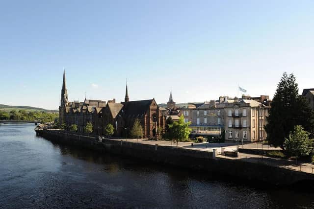 The Royal George Hotel is located close to Perth Bridge and overlooks the River Tay.