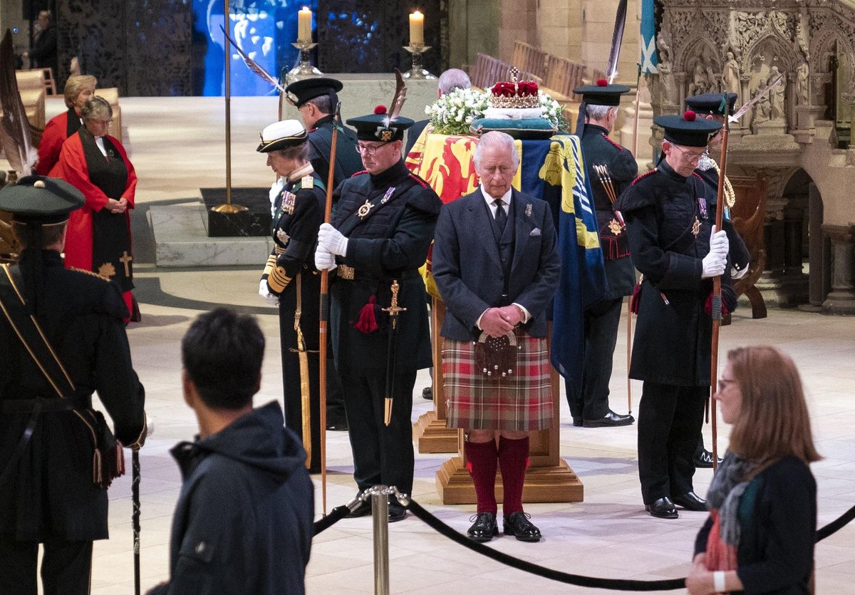 RECAP: Queue to view the Queen’s coffin at St Giles’ Cathedral closed as coffin heads to London