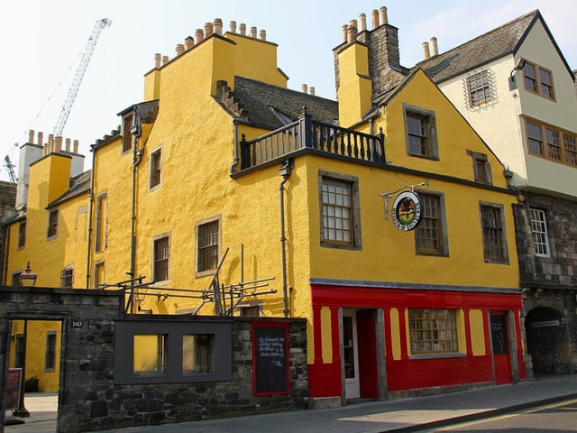Similar to John Knox House and Moubray House further up the Royal Mile, Huntly House features overhanging gables. It was built around 1570 and has still managed to maintain its historic character. It is thought to have been named in the 17th century after the Marquis of Huntly, who stayed here for a time. The house is sometimes referred to as the ‘speaking house’ on account of Latin inscriptions displayed on its facade. Several inscriptions have been added over the centuries. Huntly House is now home to the Museum of Edinburgh.