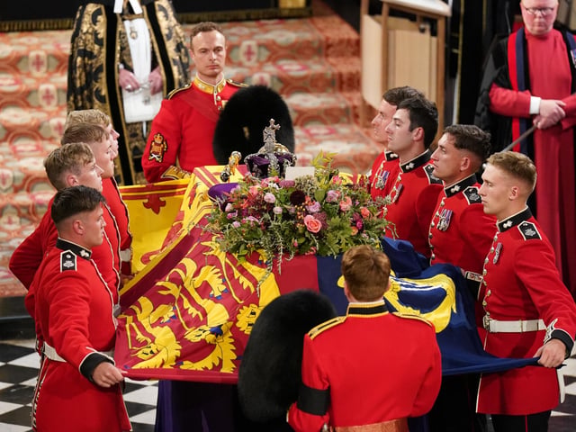 The coffin arrives for the Committal Service for Queen Elizabeth II held at St George's Chapel in Windsor Castle, Berkshire. Picture date: Monday September 19, 2022.