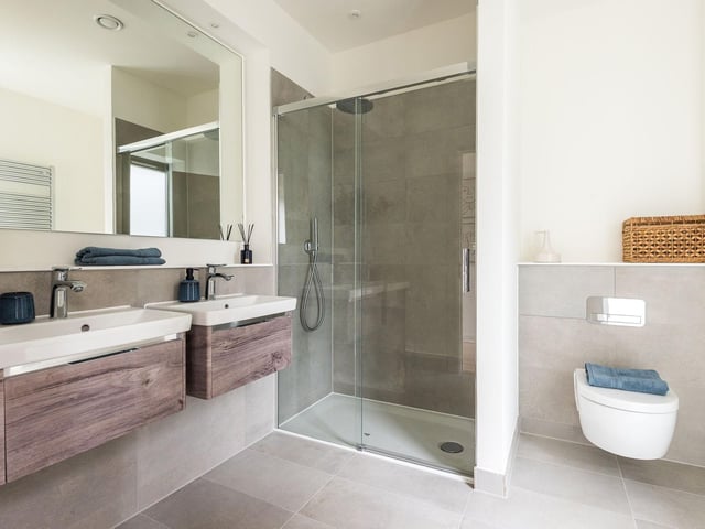 Refresh - the property features a large bespoke master ensuite