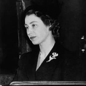 Queen Elizabeth II arriving back in London from Africa on February 7, 1952, the day after the  death of her father, George VI.  (Photo by INTERCONTINENTALE / AFP) (Photo by -/INTERCONTINENTALE/AFP via Getty Images)