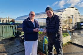 Ailean bho Taigh-Fuine MhicIlleathain a’ toirt diathad seachad do Dhòmhnall Dòmhnallach bho Tagsa Uibhist
