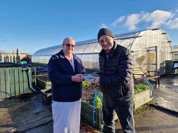 Ailean bho Taigh-Fuine MhicIlleathain a’ toirt diathad seachad do Dhòmhnall Dòmhnallach bho Tagsa Uibhist