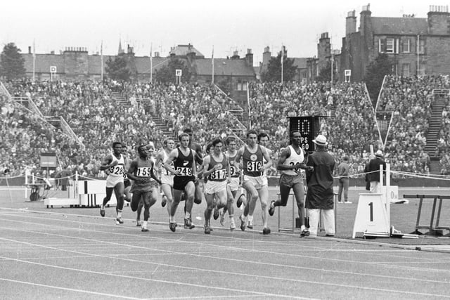 Kip Keino in the lead in 5000 metres heat at Meadowbank Stadium at the 1970 Games.