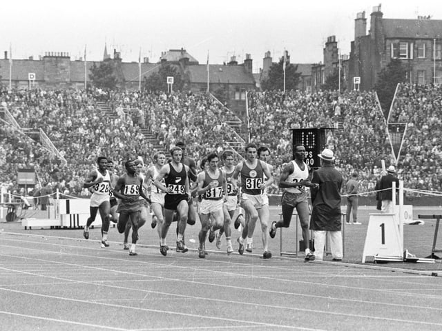 Kip Keino in the lead in 5000 metres heat at Meadowbank Stadium at the 1970 Games.