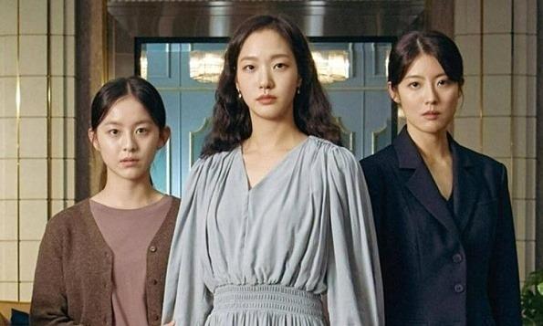 Three sisters get entangled in a conspiracy involving the elites.