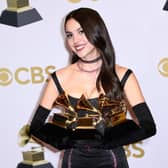 US singer Olivia Rodrigo poses with her various awards during the 64th Annual Grammy Awards. Photo: Patrick T. FALLON / AFP via Getty Images.