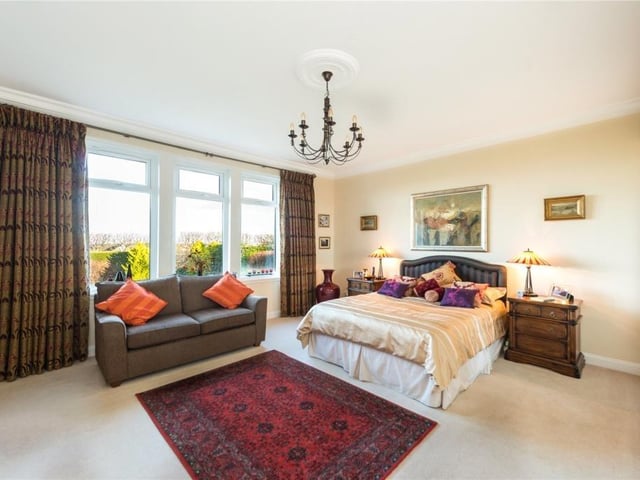 Principal bedroom.