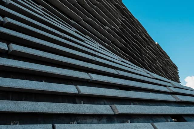 Contractors have hung 2500 stone panels on the facade of the museum.