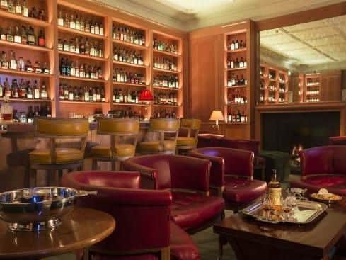 With over 700 malts, The Quaich Bar is a whisky lovers dream. For food and a dram, head to the Copper Dog pub.