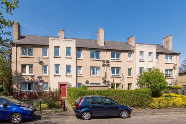 Offers over GBP115,000. This two bedroom, dual aspect, ground floor flat has a private front garden, on-street parking and a modern kitchen.