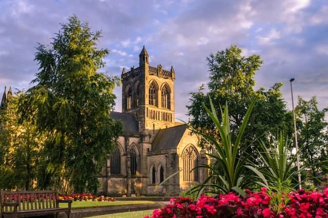 Paisley and the nearby town of Newton Mearnes are wetter than average for the UK, with around 167.0 days of rain per year.