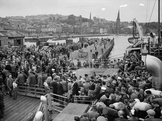 Crowds of holidaymakers coming ashore at Rothesay pier on July 17, 1956 for the Glasgow Fair holiday. (Picture: TSPL)