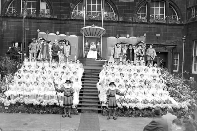 Bo'ness gala day - Hail to our queen sing children.