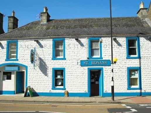 Evening meals, darts, a garden and a good selection of beers can be enjoyed in this cosy bar.