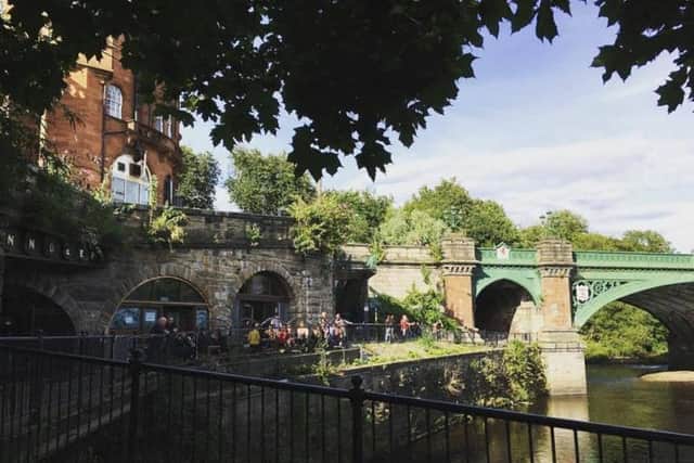 Inn Deep is set in the arches of the old railway station and overlooks the River Kelvin. Offering three guest cask ales, good food and regular poetry and music nights, the pub is also dog-friendly and has an outdoor seating area.