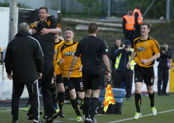 Alloa's Calum Elliot celebrates his strike with manager Paul Hartley. Picture: SNS