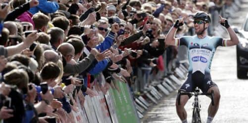 Mark Cavandish takes the acclaim of the Glasgow crowd after victory in the men's event  Picture: PA