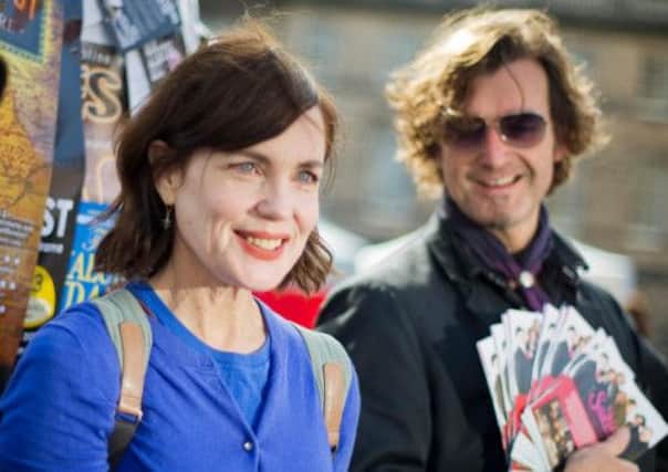 Actress Elizabeth McGovern hands out fliers on the Royal Mile for her Fringe show Sadie and the Hotheads'. Picture:  Steven Scott Taylor/ Alamy Live News