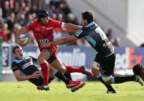 Matt Giteau of Toulon races between Mark Bennett and Alex Dunbar. Picture: Getty