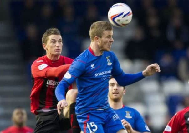 Marley Watkins beats Gary McDonald (lef) to the ball. Picture: SNS