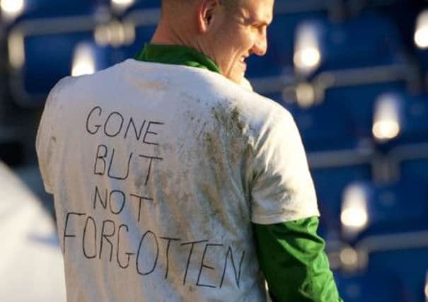 Hibs keeper Sean Murdoch wears a t-shirt in memory of David Paul. Picture: SNS
