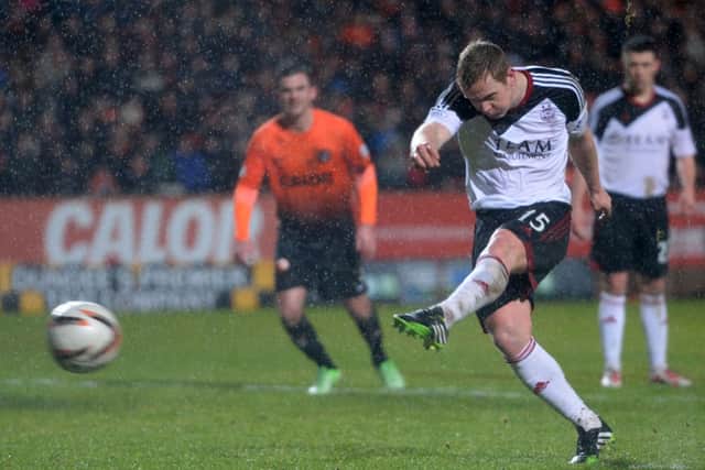 Barry Robson equalises from the spot for Aberdeen. Picture: SNS