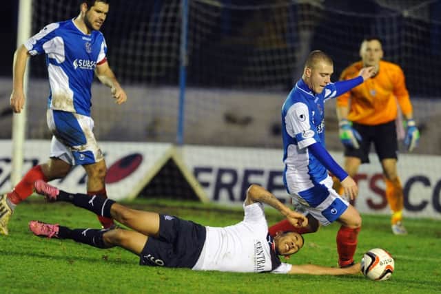 John Armstrong, left, of Cowdenbeath and Falkirks Phil Roberts clash in midfield. Picture: SNS