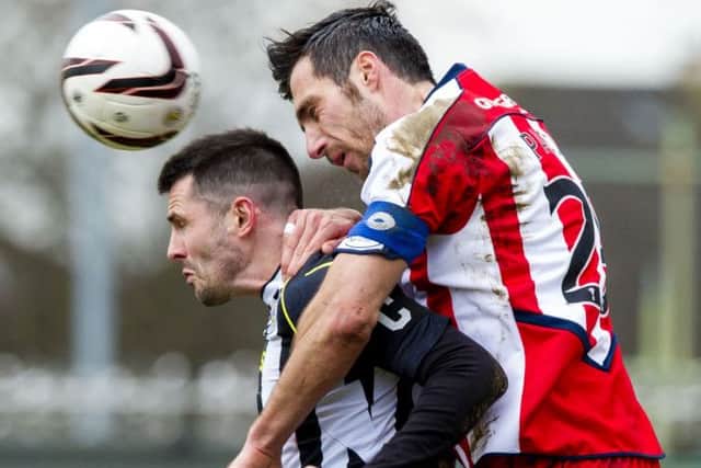 Manuel Pascali beats Steven Thompson to the ball. Picture: SNS