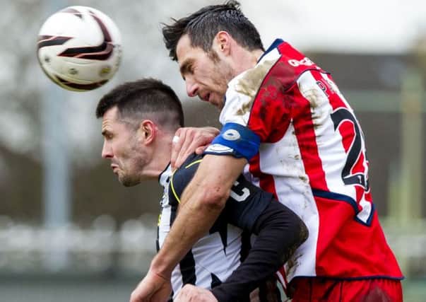 Manuel Pascali beats Steven Thompson to the ball. Picture: SNS