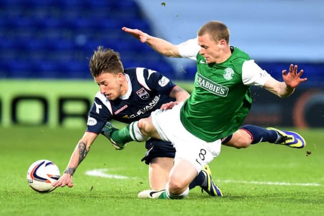 Hibernian's Scott Robertson (right) challenges Melvin De Leeuw. Picture: SNS