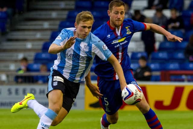 Dundees Greg Stewart, left, is chased by Gary Warren. Picture: SNS