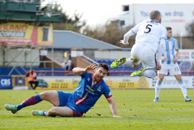 Ross Draper puts in an industrial challenge on James McPake. Picture: SNS