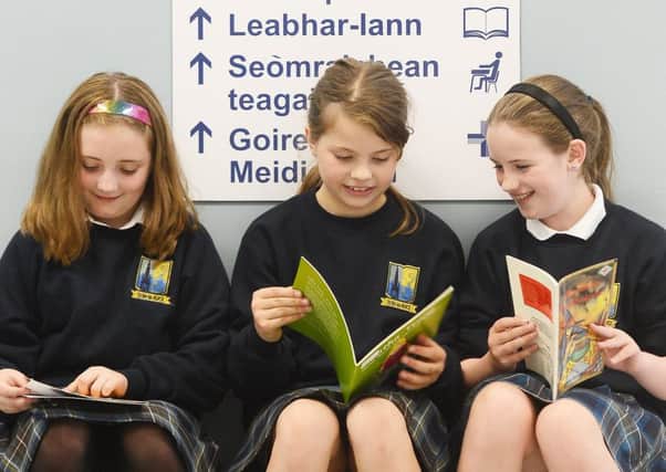 sgoilearan B6 Chantelle Steel, Bronwen Stahl agus Lilli McShea, Bun-sgoil Taobh na Pàirce, Dùn Èideann, 2013.
Picture: Neil Hanna