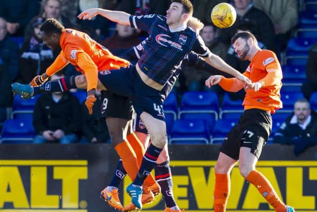 Paul Quinn (centre) with Dundee Utd's Edward Ofere and Mark Durnan (right). Picture: SNS
