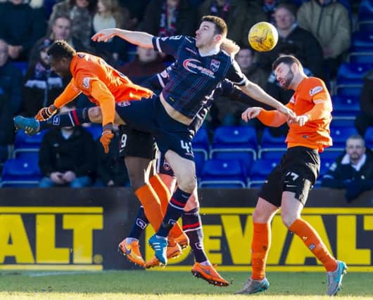 Paul Quinn (centre) with Dundee Utd's Edward Ofere and Mark Durnan (right). Picture: SNS