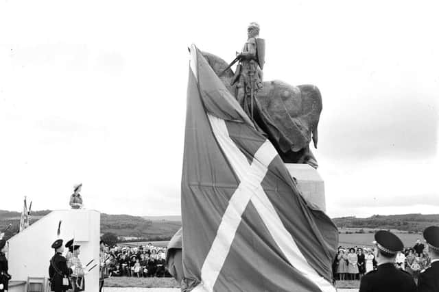 Queen unveils the statue of King Robert The Bruce at Bannockburn.