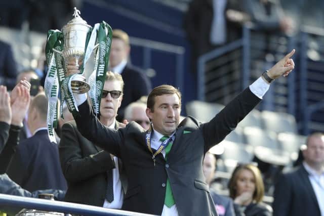 Alan Stubbs lifts the Scottish Cup. Picture: Neil Hanna/ JP