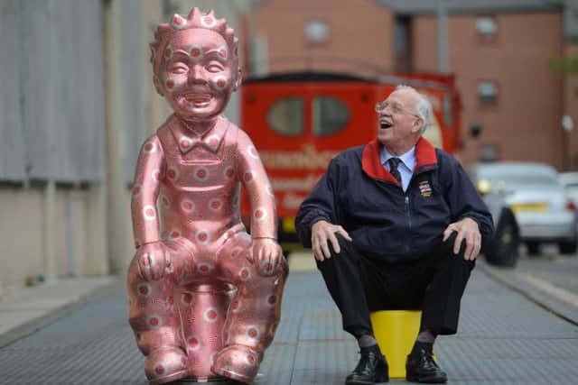 Boyd Tunnock admires a unique Oor Wullie sculpture by Fife artist Robert Mach. Picture: SWNS
