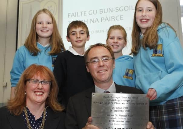 An Dr Alasdair Allan, am Ministear airson Ionnsachaidh, Saidheans agus CÃ nanan na h-Alba, aig fosgladh Bun-sgoil Taobh na PÃ irce
