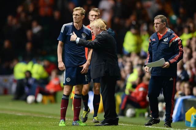 18/11/14 INTERNATIONAL CHALLENGE MATCH
SCOTLAND v ENGLAND (1-3)
CELTIC PARK - GLASGOW
Scotland manager Gordon Strachan (centre) gives out instructions to Darren Fletcher
