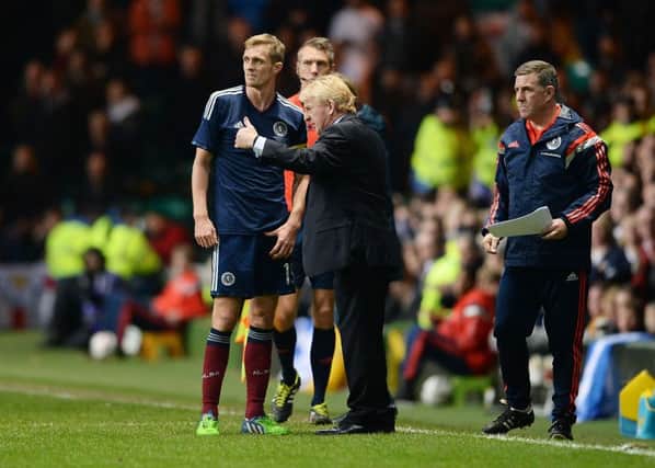 18/11/14 INTERNATIONAL CHALLENGE MATCH
SCOTLAND v ENGLAND (1-3)
CELTIC PARK - GLASGOW
Scotland manager Gordon Strachan (centre) gives out instructions to Darren Fletcher