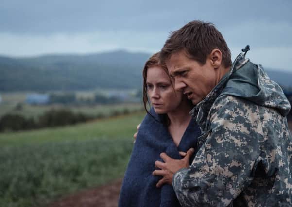 Jeremy Renner and Amy Adams in Arrival